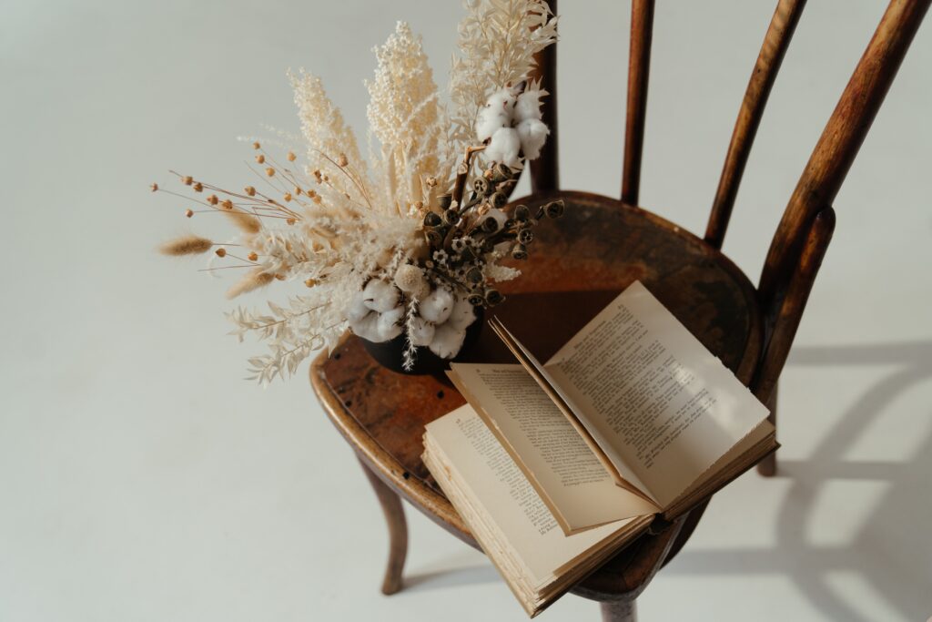 Boek op stoel met bloemen